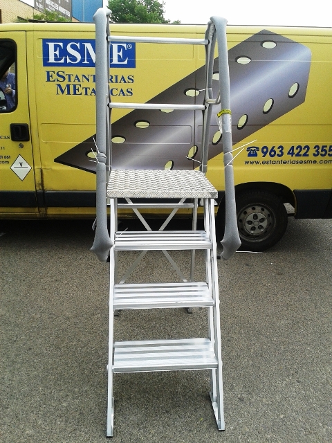 escalera con ruedas y barandilla